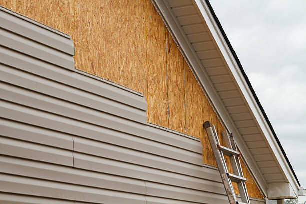 Professional Vinyl Siding technician working in Currituck, NC